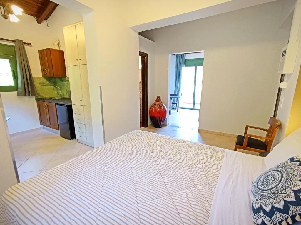 Postel nebo postele na pokoji v ubytování Okeanis Apartments & Suites Adults Only