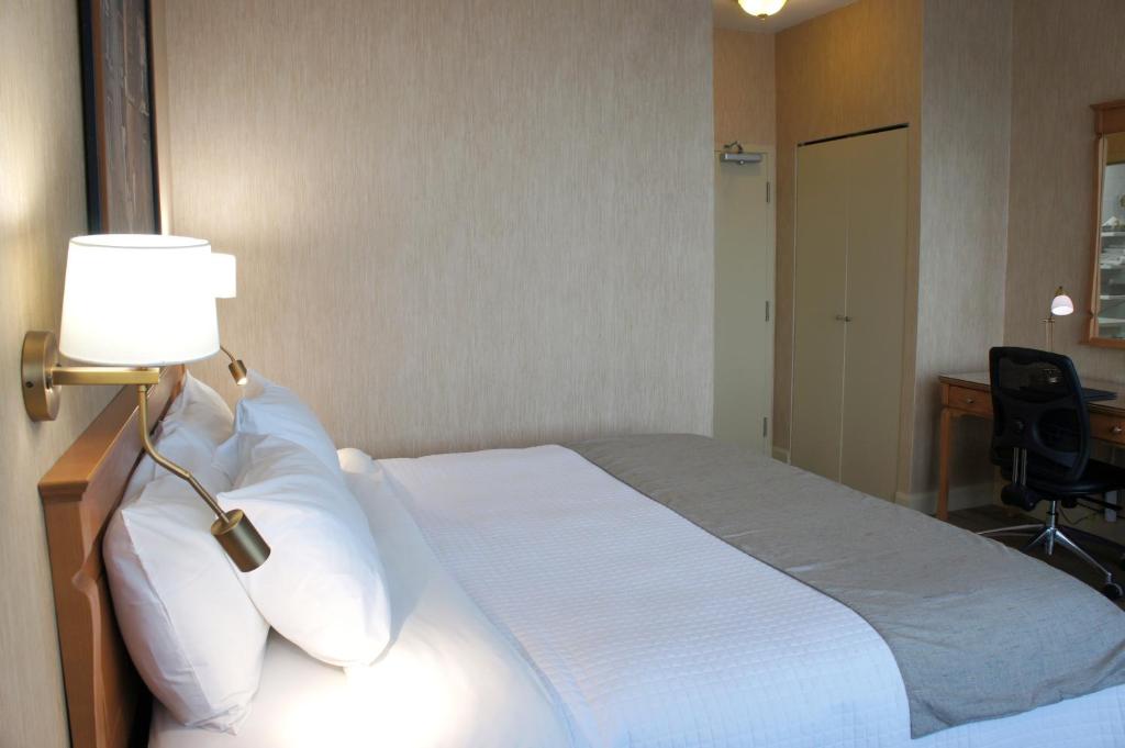 Postel nebo postele na pokoji v ubytování Hôtel Castel