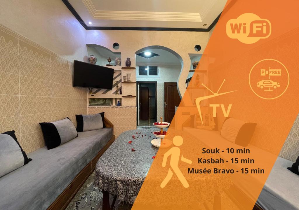 een kleine woonkamer met een bank en een tafel bij Échappée Belle - Confort & Tradition in Taroudant