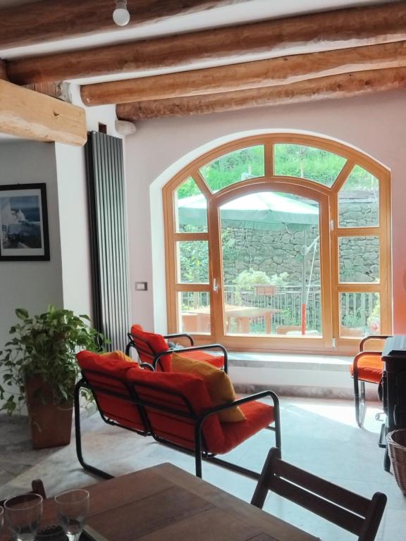 ein Zimmer mit Stühlen und einem großen Fenster in der Unterkunft La medievale 1 in Pignone
