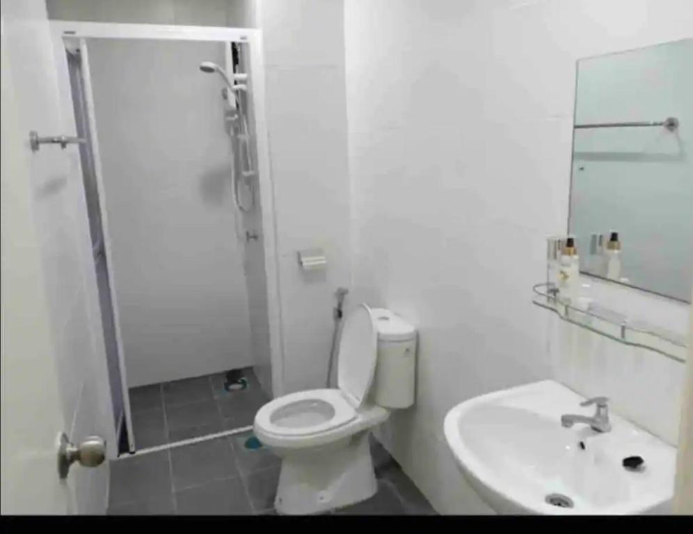 Un baño con ducha, inodoro y lavabo. en daisy 3BR Apt near lake garden/zoo/wifi/nexflix, en Tupai