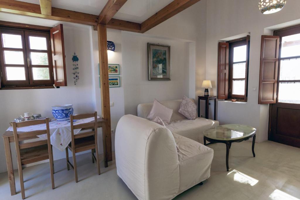 sala de estar con sofá y mesa en Villa Patmos Netia - Location Xoxlakas en Patmos