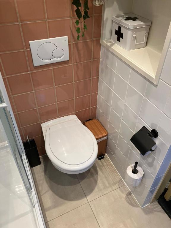 B en B Op Steendam, Tuinkamer onder de appelboom - Quadruple Room With Private Bathroom