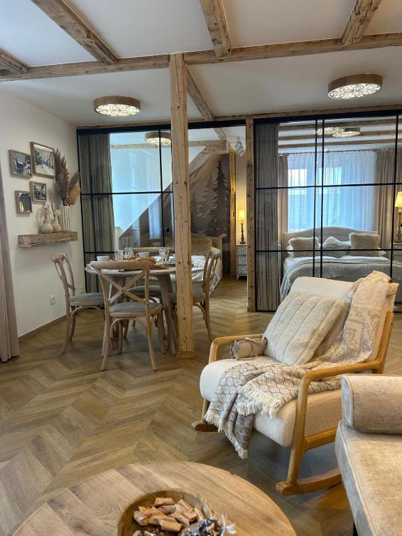 a living room with a couch and a table at CENTRUM 47 komfortowy, stylowy, apartament na deptaku, parking gratis in Karpacz