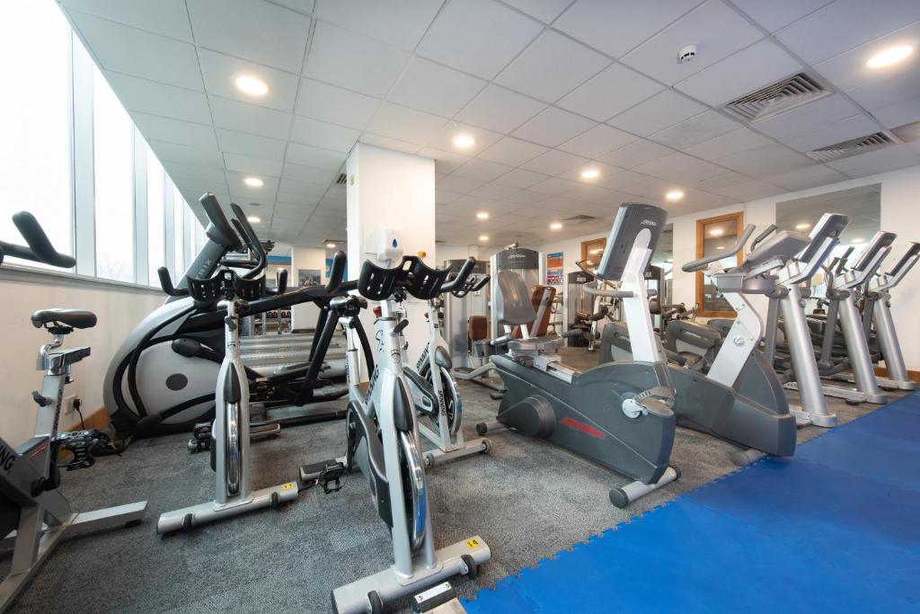 Fitness centrum a/nebo fitness zařízení v ubytování Holiday Inn Edinburgh Zoo by IHG
