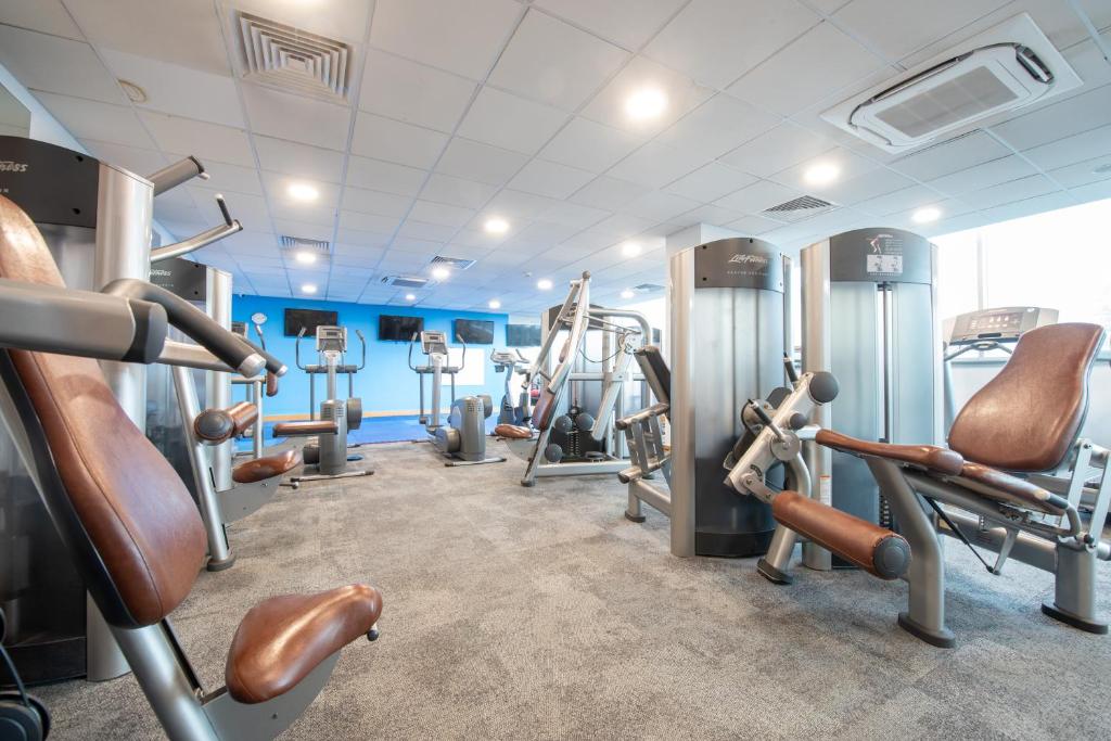 Fitness centrum a/nebo fitness zařízení v ubytování Holiday Inn Edinburgh Zoo by IHG
