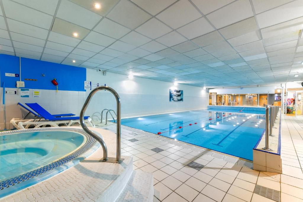 Bazén v ubytování Holiday Inn Edinburgh Zoo by IHG nebo v jeho okolí