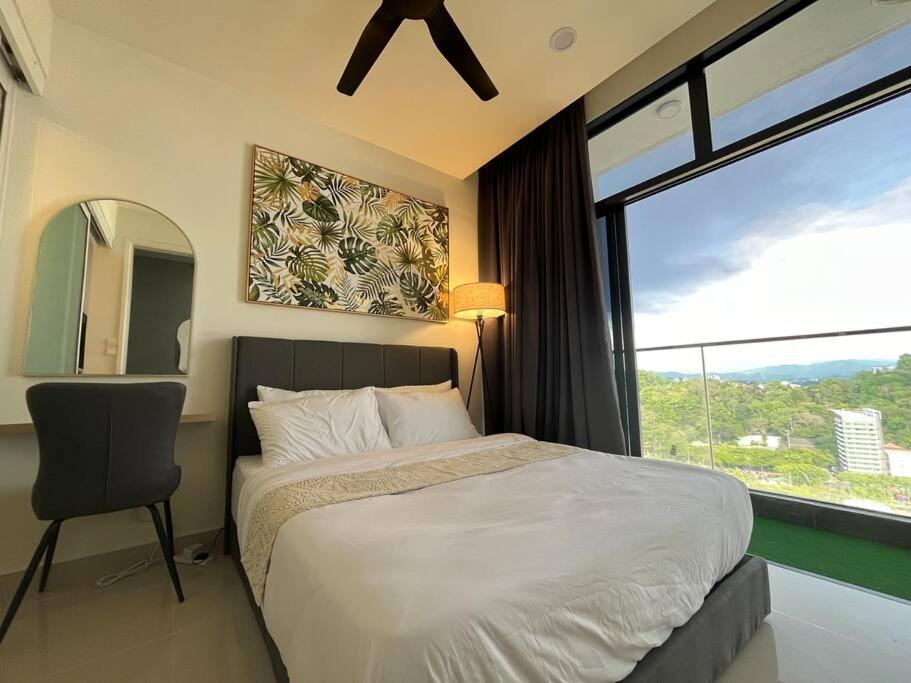 um quarto com uma cama e uma grande janela em Modern luxury Home at The Shore by Mihome em Kota Kinabalu