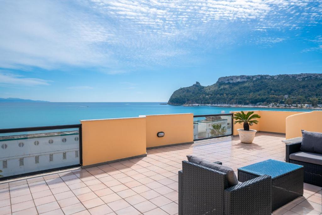 d'un balcon avec des chaises et une vue sur l'océan. dans l'établissement Attico sul Poetto, à Cagliari