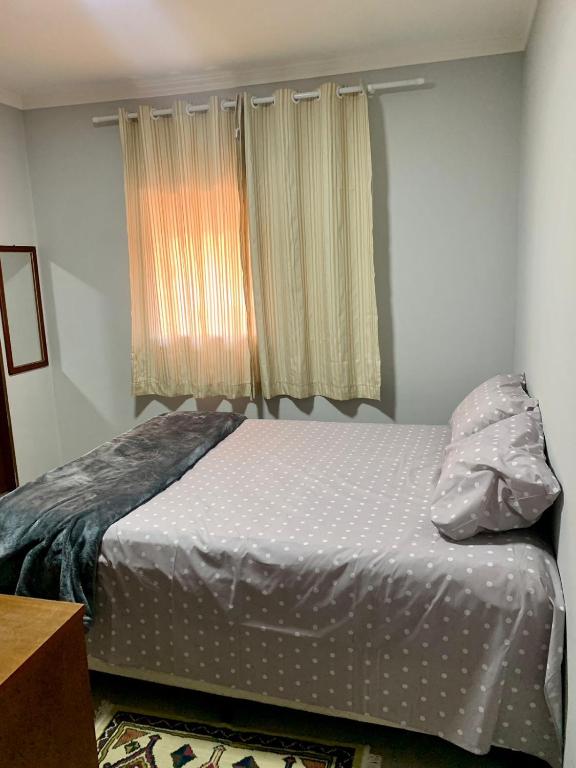 a bedroom with a bed and a window at QUARTO UNIFESP Prox RODOVIAS, MARGINAS, ALPHAVILLE in Osasco