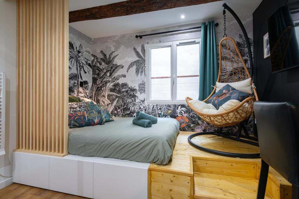 - une chambre avec un lit et une balançoire dans l'établissement Jungle Republic, à Marseille