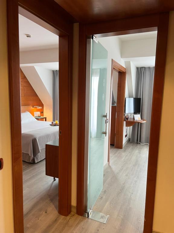 A bed or beds in a room at Silken Monumental Naranco