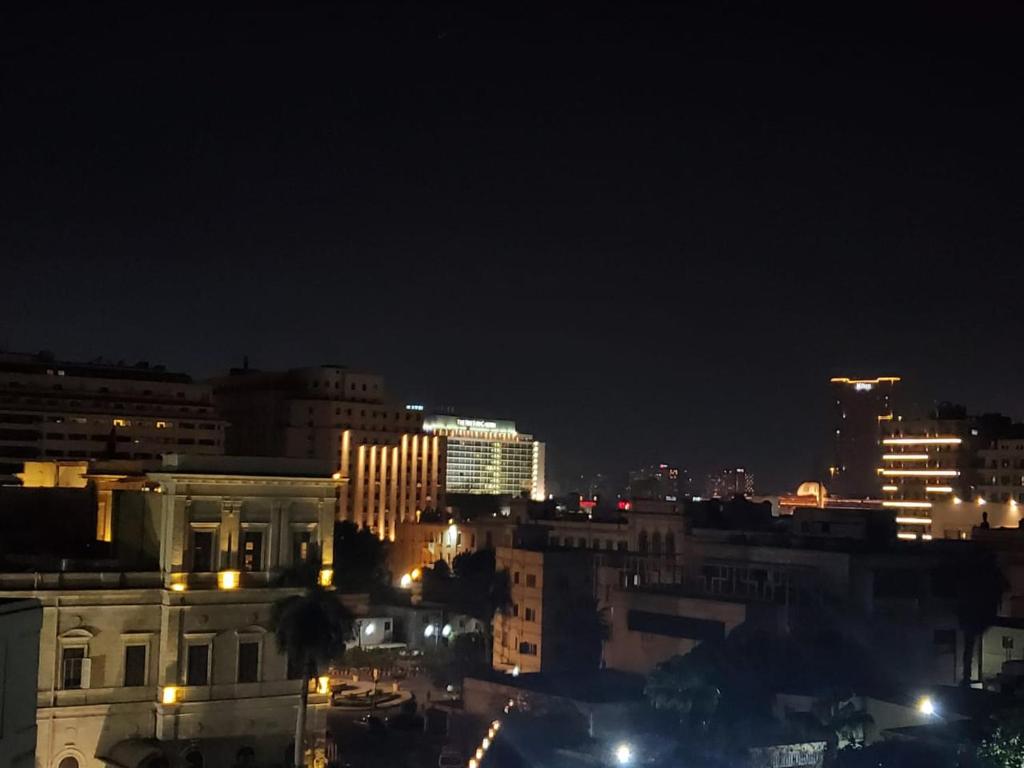 カイロにあるpremium king bedroom in the center of downtownの夜の街の景色