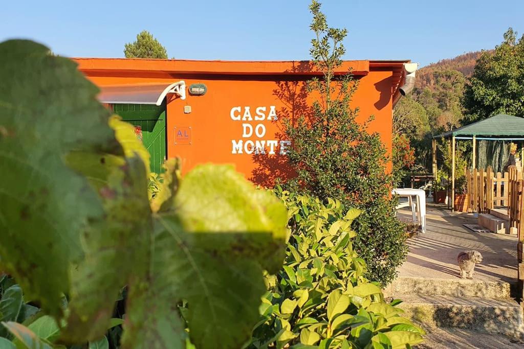 een oranje vrachtwagen met een bord waarop staat Cassario doet geld bij Casa Do Monte Mondim in Mondim de Basto
