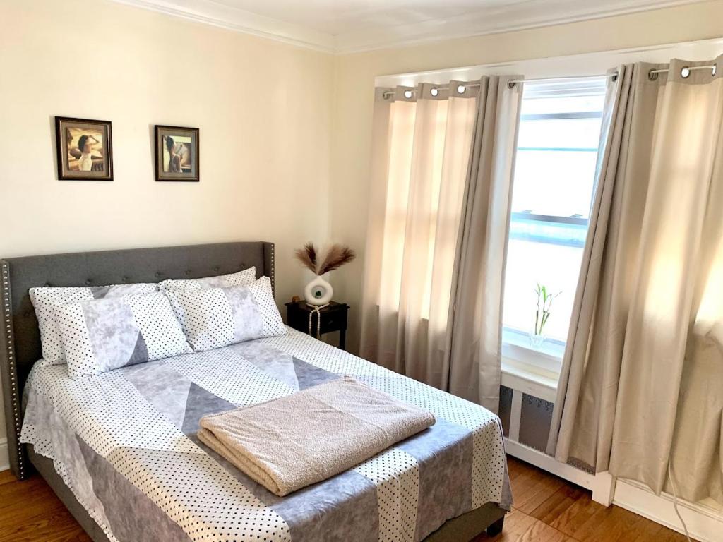 1 dormitorio con cama y ventana grande en Suite Dream Clifton 27, en Clifton