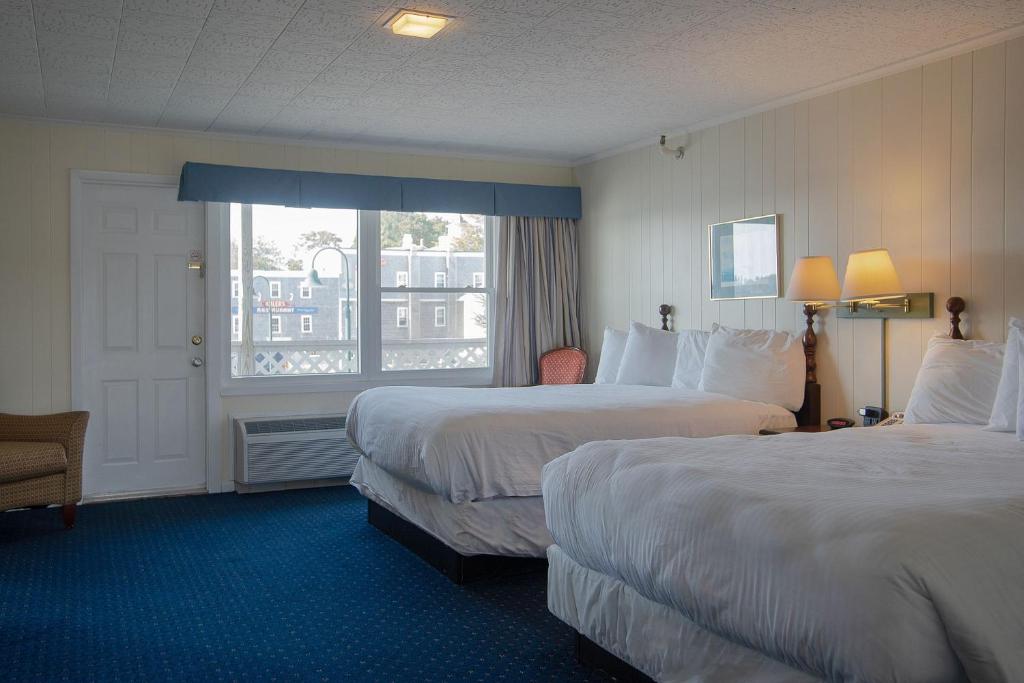 Säng eller sängar i ett rum på Fisherman's Wharf Inn