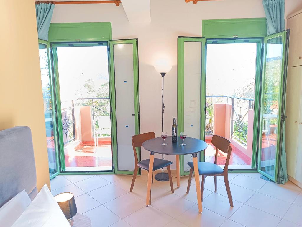 Balkón nebo terasa v ubytování Okeanis Apartments & Suites Adults Only