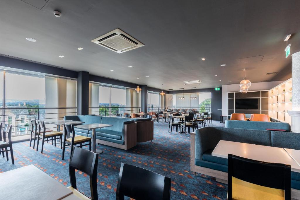 Posezení v ubytování Holiday Inn Edinburgh Zoo by IHG