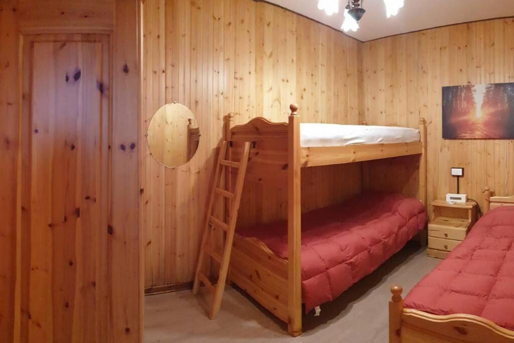 Dviaukštė lova arba lovos apgyvendinimo įstaigoje Appartamento in Nevegal