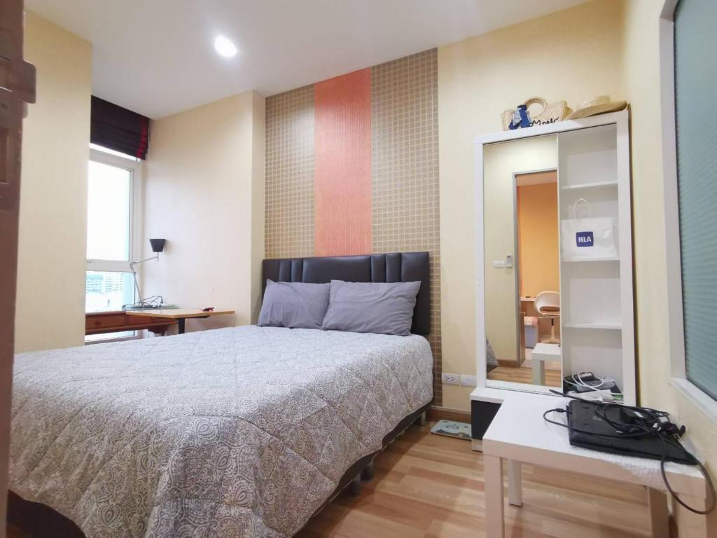 una camera con un grande letto e uno specchio di Beautiful View Resident (Monthly Only)​ a Bangkok