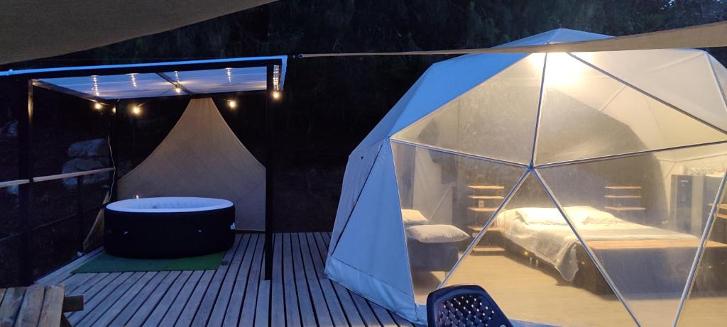 een tent met een bed en een bad. bij Glamping Villa Transito in Machetá