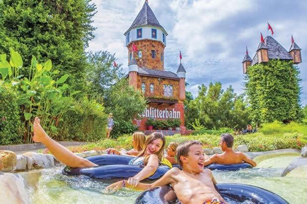 un grupo de personas yaciendo en una piscina en un castillo en Comal Rive Pool Gruene Hall by Barclé en New Braunfels