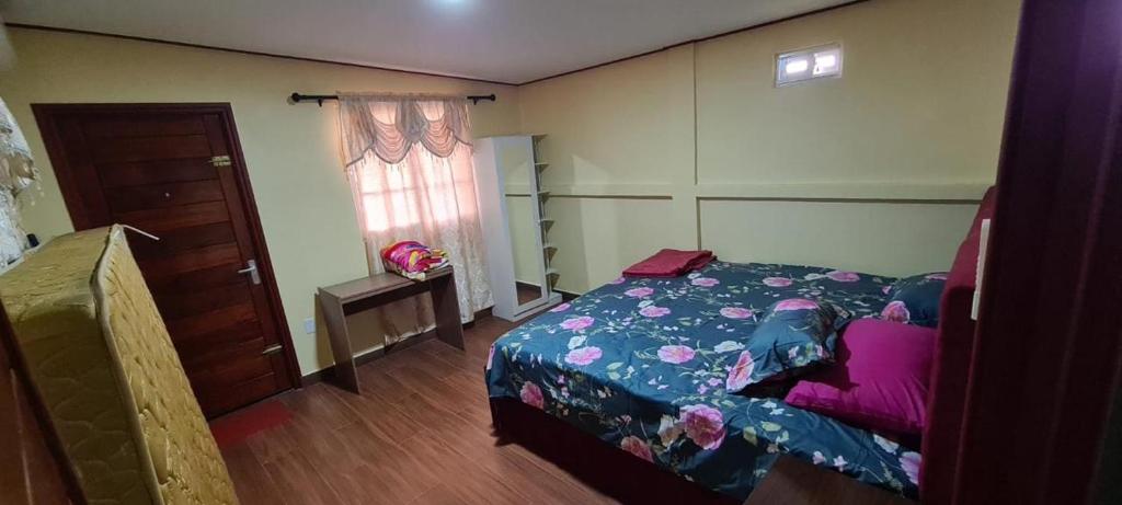 1 dormitorio con cama y ventana en DEBIDIEN APARTMENT, en Paramaribo