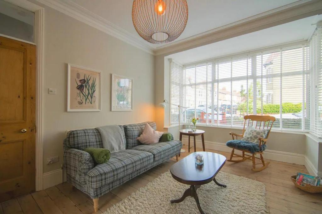 uma sala de estar com um sofá e uma mesa em Pass the Keys Cosy Stylish house near Southend em Southend-on-Sea