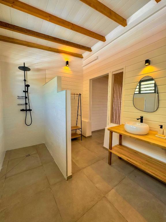 Postel nebo postele na pokoji v ubytování Kay Alice - Beachfront Villa
