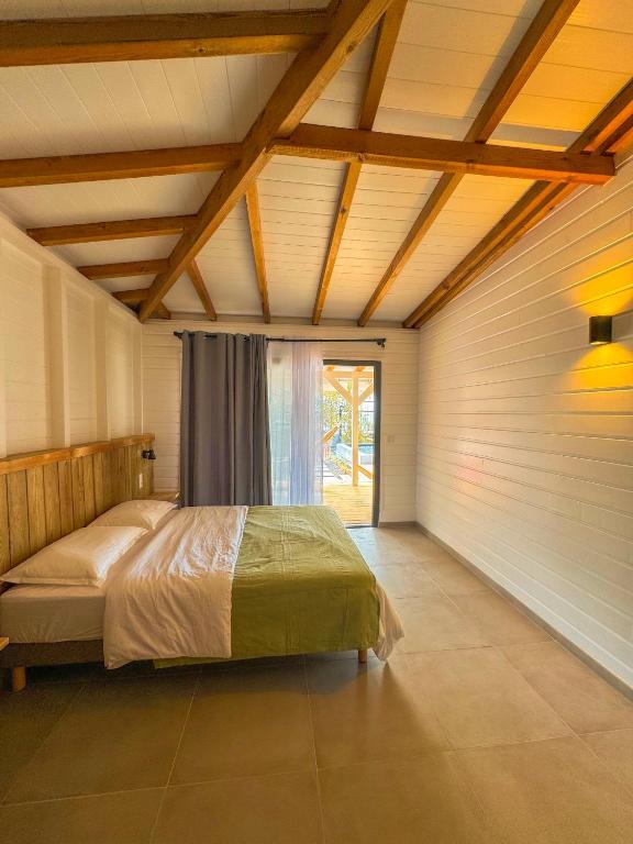 Postel nebo postele na pokoji v ubytování Kay Alice - Beachfront Villa