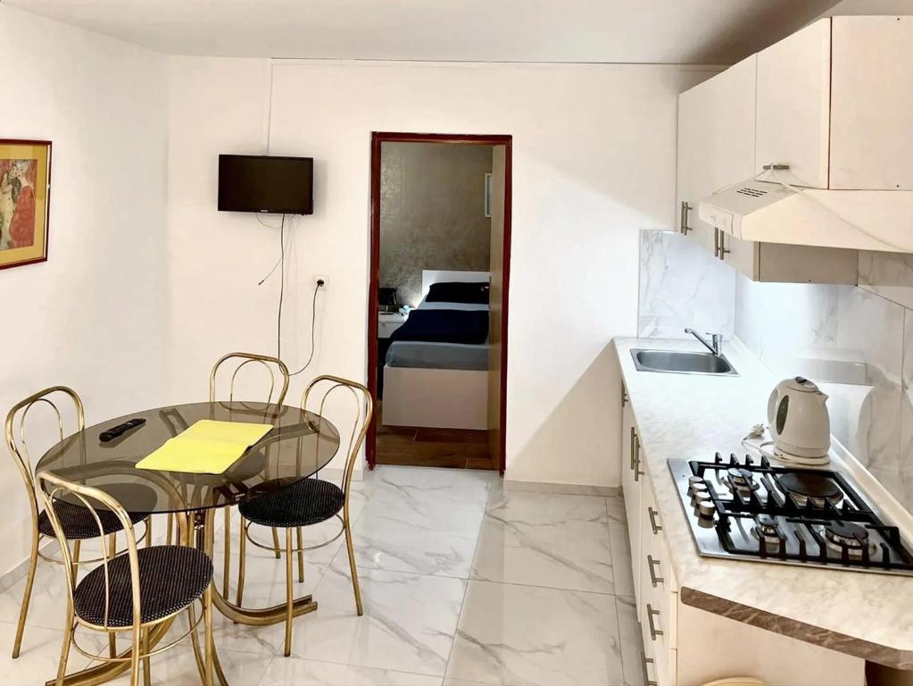 Cucina o angolo cottura di Cosy Apartment in Vir with Terrace