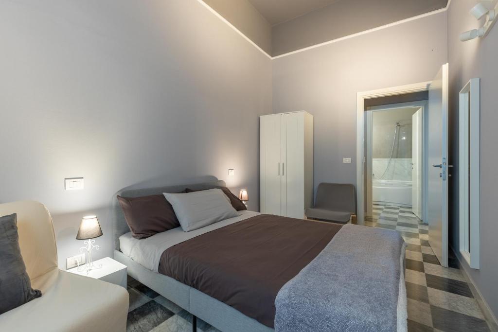 1 dormitorio con 1 cama y 1 sofá en Cristina e Elena Suite, en Pisa