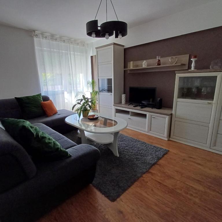 Apartman West Side في زابرشيتش: غرفة معيشة مع أريكة وطاولة