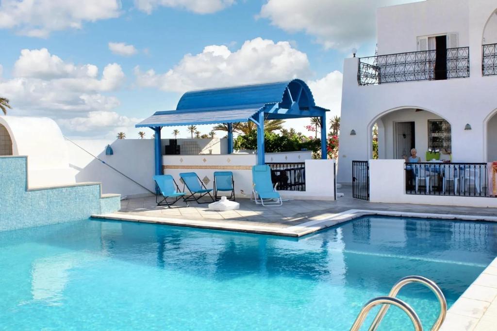 Πισίνα στο ή κοντά στο Spacious villa with private pool in Djerba