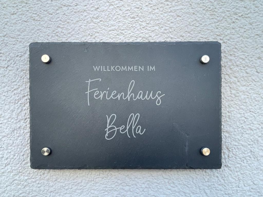 een teken dat zegt feminisme bella op een muur bij Haus Bella Altendiez in Altendiez