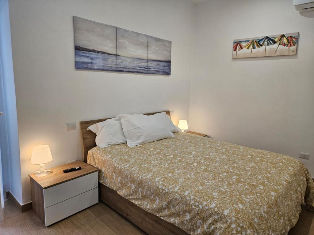 1 dormitorio con 1 cama y 1 mesa con lámpara en Santalucia Suite, en Modugno