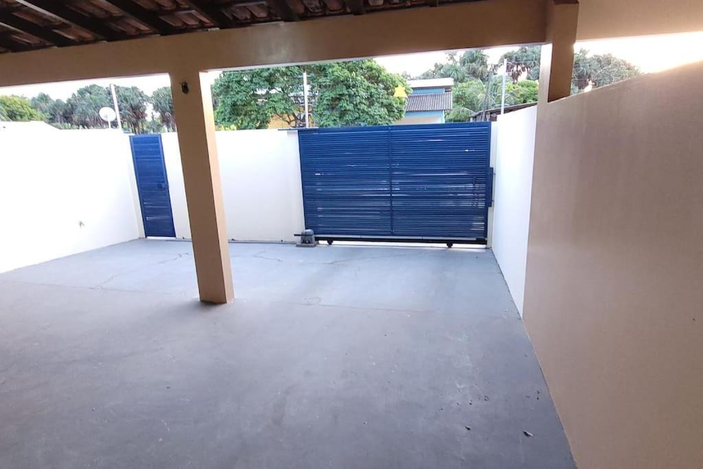 duży garaż z niebieskimi drzwiami na budynku w obiekcie Apartamento em Jardim Floresta w mieście Boa Vista