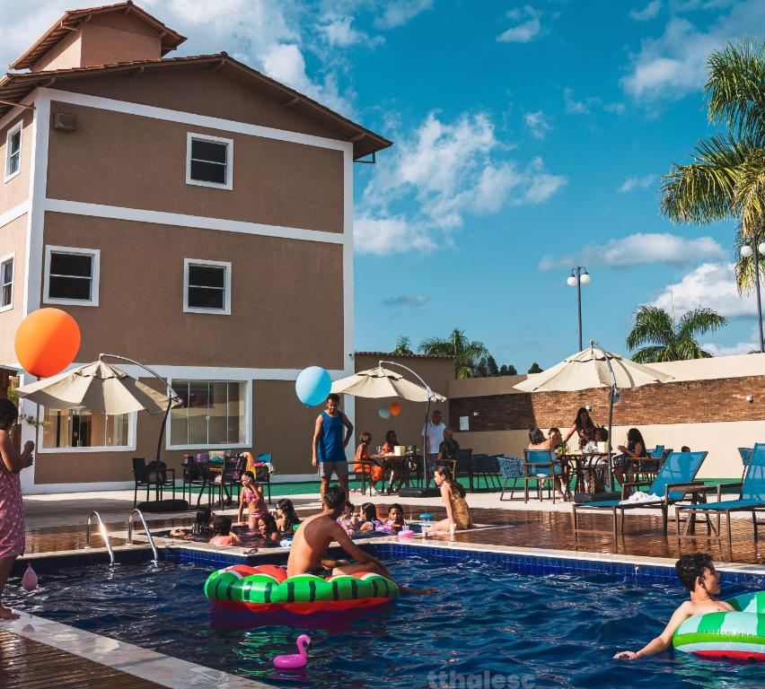 een groep mensen in het zwembad van een resort bij Hotel Estilo de Minas in Diamantina