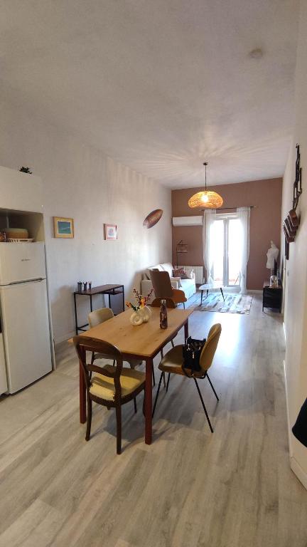 une cuisine et un salon avec une table et des chaises dans l'établissement Set' en couleurs, à Sète