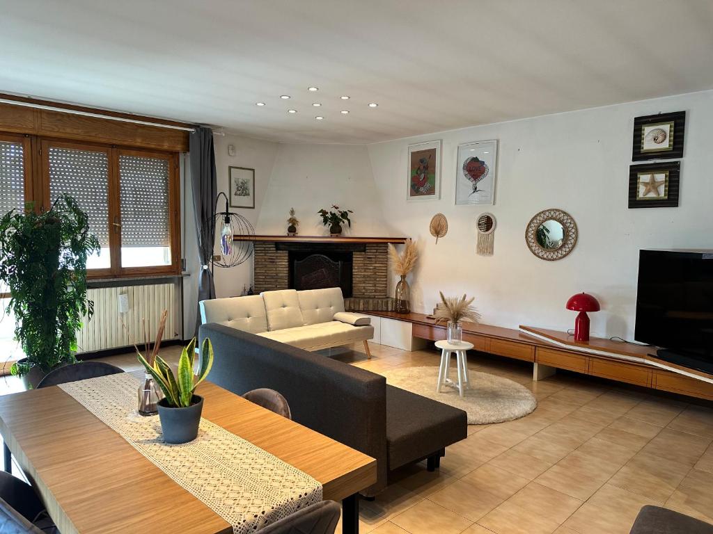 uma sala de estar com um sofá e uma mesa em Casa centro San Giovanni in Marignano em San Giovanni in Marignano