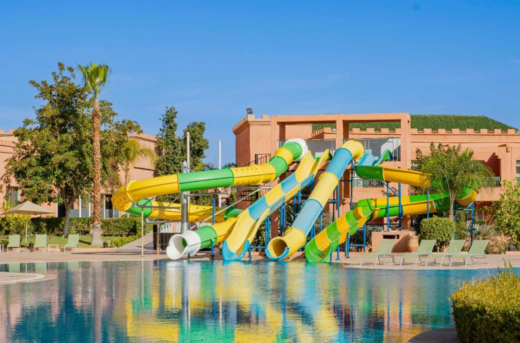 Mogador Aqua Fun & Spa في مراكش: زحليقة مائية في مسبح في منتجع
