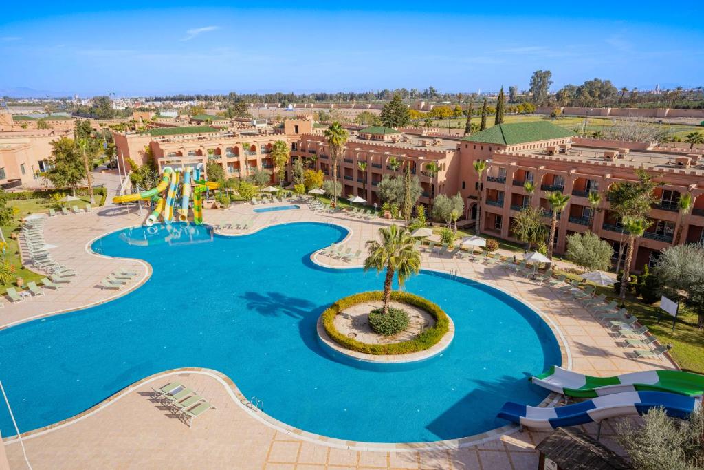 uma vista superior de uma piscina num resort em Mogador Aqua Fun & Spa em Marrakech