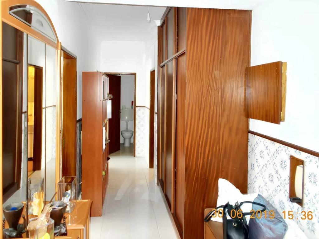 pasillo con paneles de madera y habitación con espejo en 3 bedrooms apartement with city view and wifi at Amora 8 km away from the beach en Amora