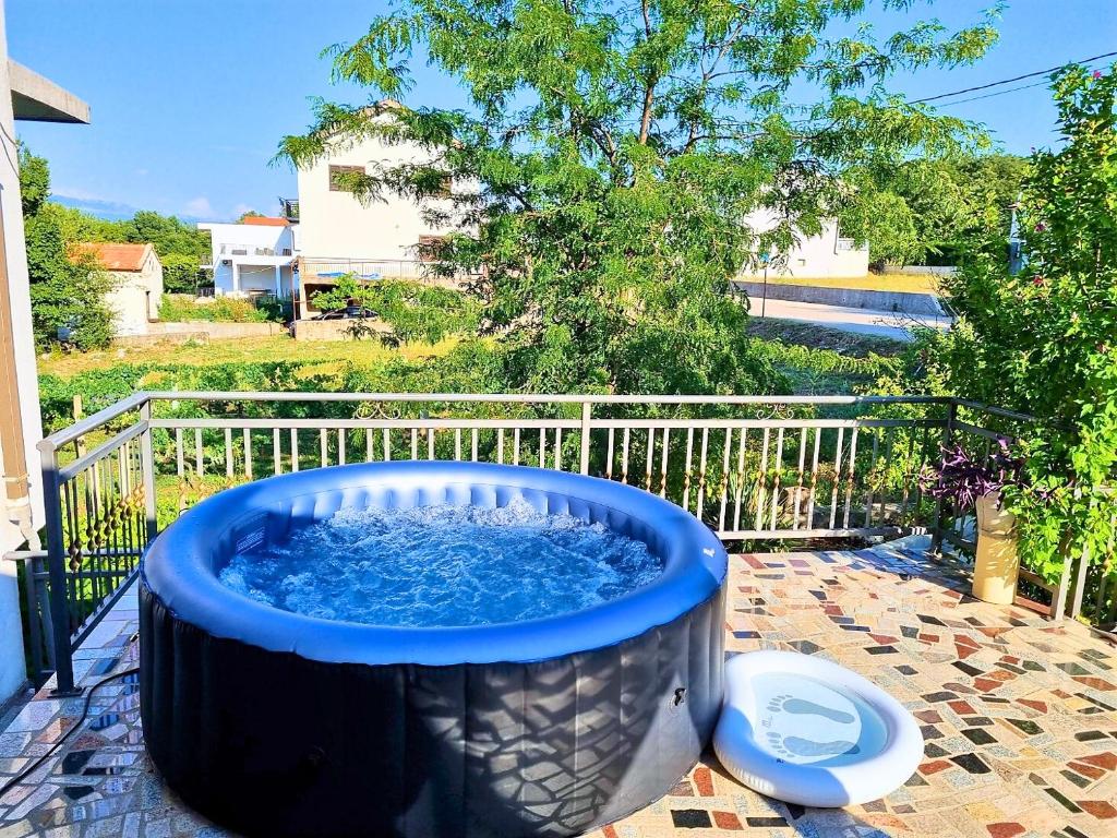 a large tub of water sitting on a patio at Ferienhaus Biograci in Široki Brijeg
