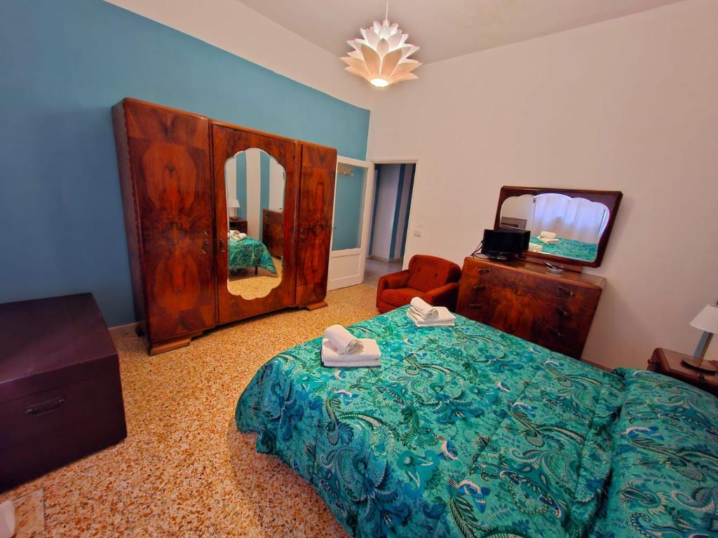 een slaapkamer met een bed, een dressoir en een spiegel bij Maremma Nel Tufo Centro in Pitigliano