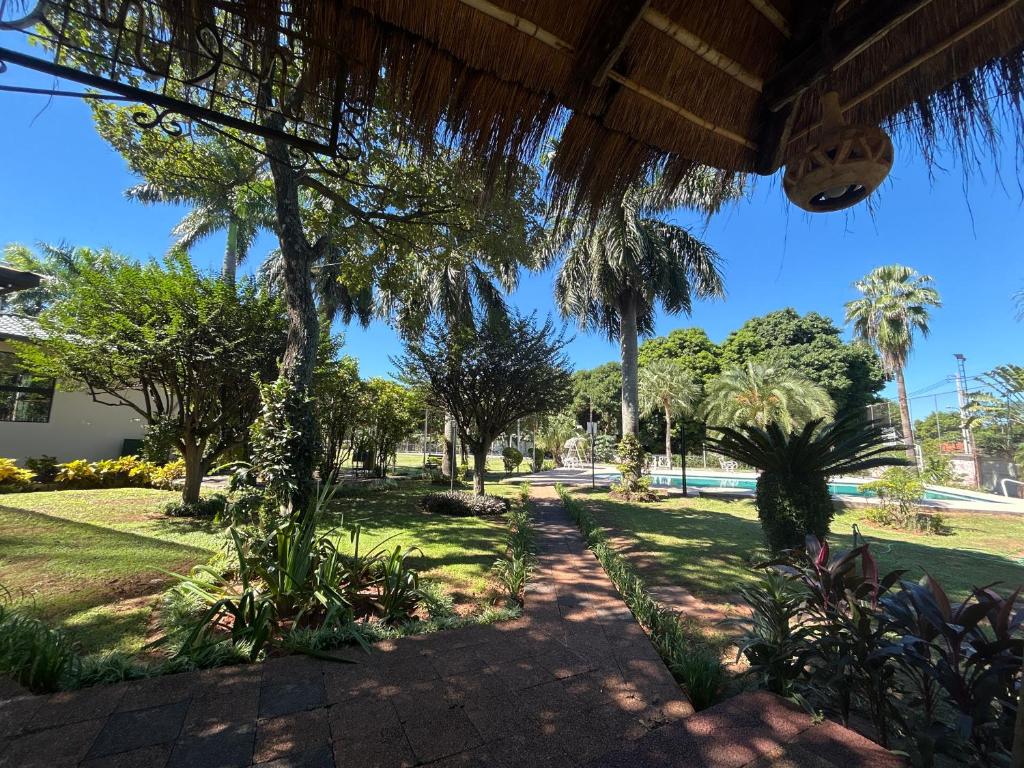 vistas a un parque con palmeras en Cozy & Relaxing Resort Oasis ~ Sports Field ~ Pool, en Luque