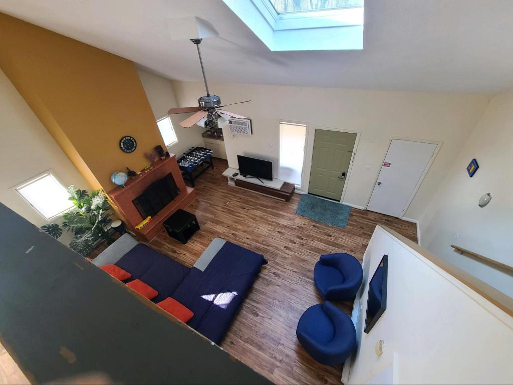 einen Blick über ein Wohnzimmer mit blauen Stühlen in der Unterkunft Cozy and quiet place to relax and unwind . in Tannersville