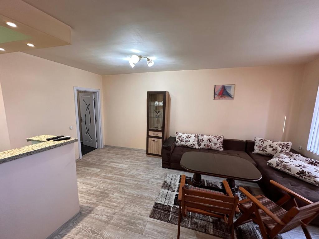 un salon avec un canapé et une table dans l'établissement Апартамент Lotus, à Varna