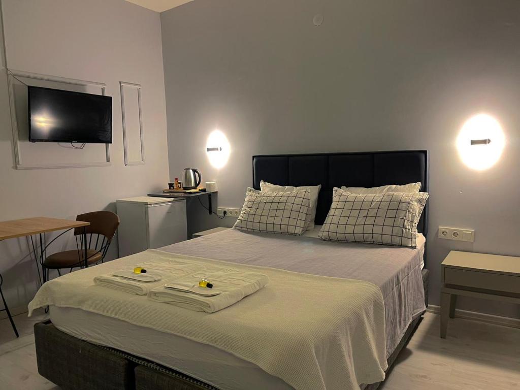 ein Schlafzimmer mit einem Bett mit zwei Handtüchern darauf in der Unterkunft Peralas Otel in Istanbul