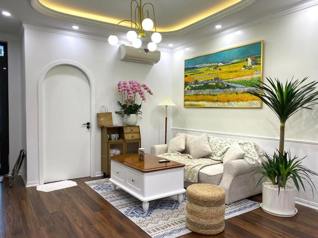 een woonkamer met een bank en een tafel bij Dino Home Hilton Luxury in Hai Phong